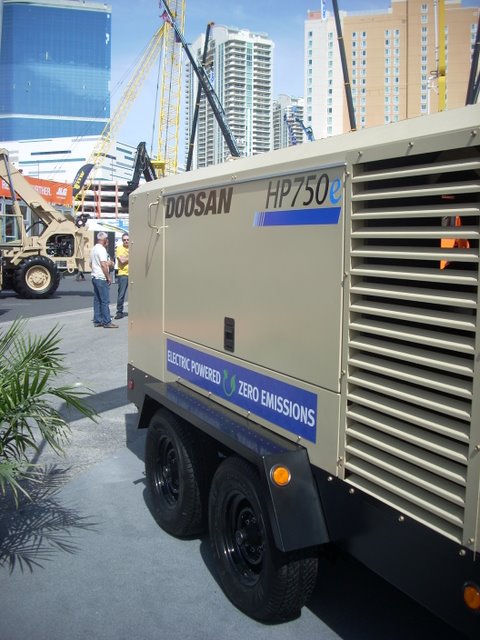 End users of the market-leading HP750 compressor can now choose an optional clean, quiet, construction-market-focused electric motor instead of a diesel engine. 