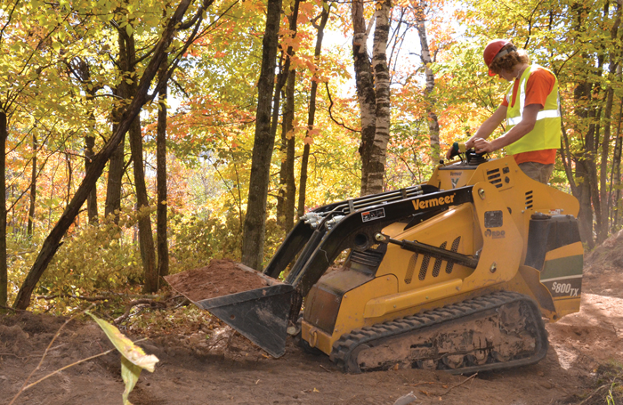 Vermeer S800TX compact
tool carrier equipped with tracks for moving