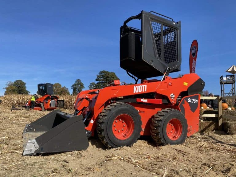 Gehl launches the world's largest skid steer (the V420) Compact