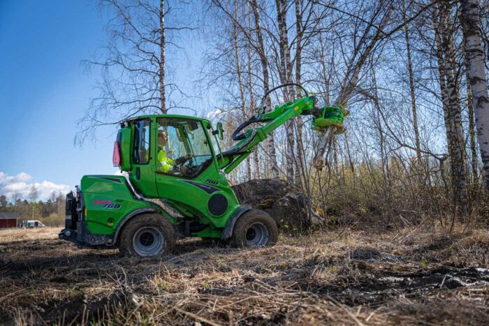Avant SAL with log grapple