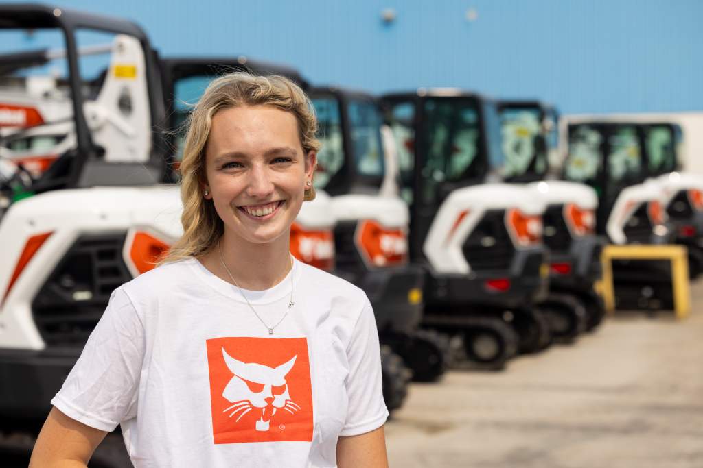bobcat-employees-manufacturing-facility-bismarck
