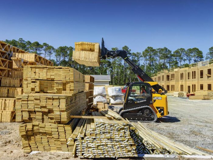 JCB 2TS_7T tele skid lifting a pallet. 