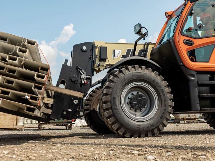 JLG telehandler carrying a pallet. load stability 