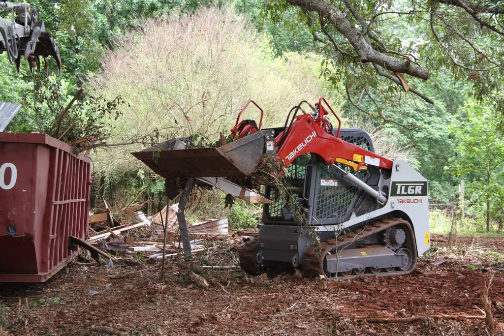 Takeuchi TL6R compact track loader with a 4 in 1 Bucket 2