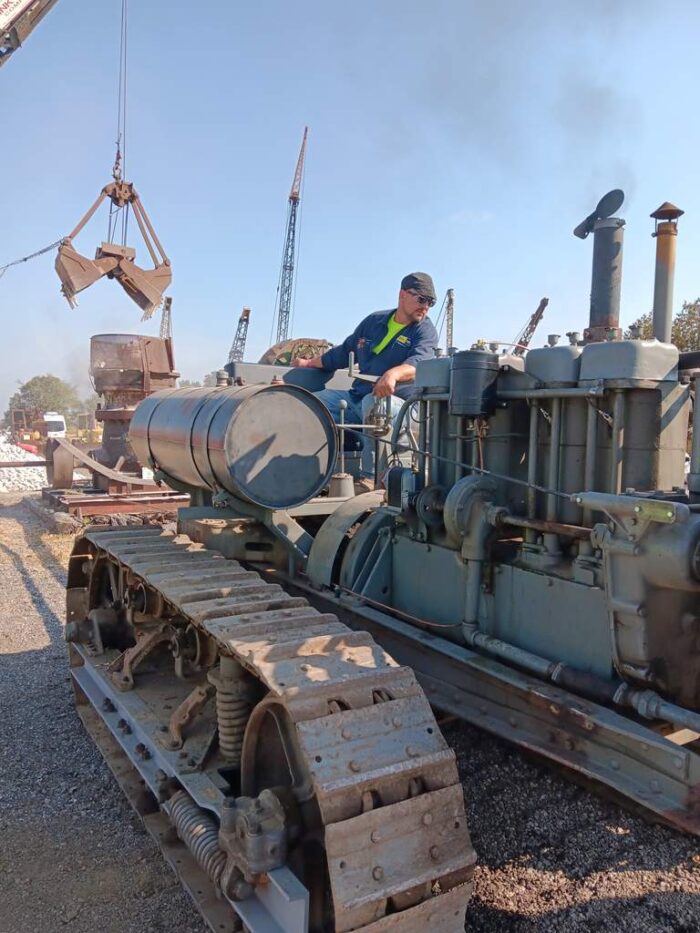 Cat Sixty running Allis-Chalmers crusher