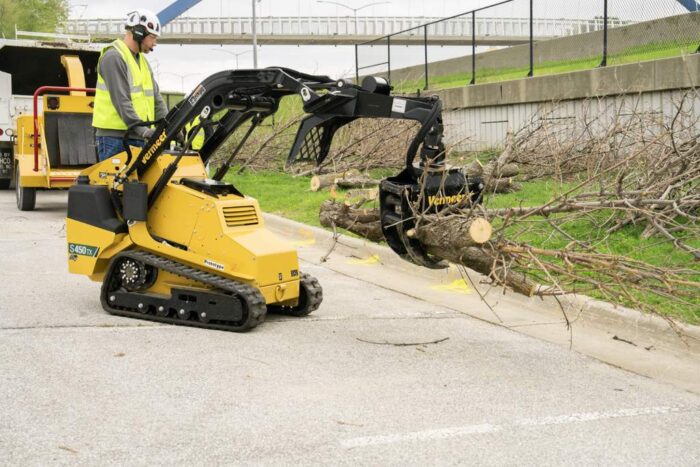 Vermeer S450TX-Electric using a log grapple 
