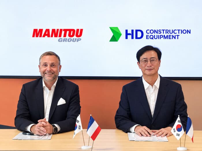 Sylvain Blaise, President & CEO of Manitou Group (left) and Moon Jae-young, President & CEO of HD Construction Equipment are pictured at the signing ceremony.
